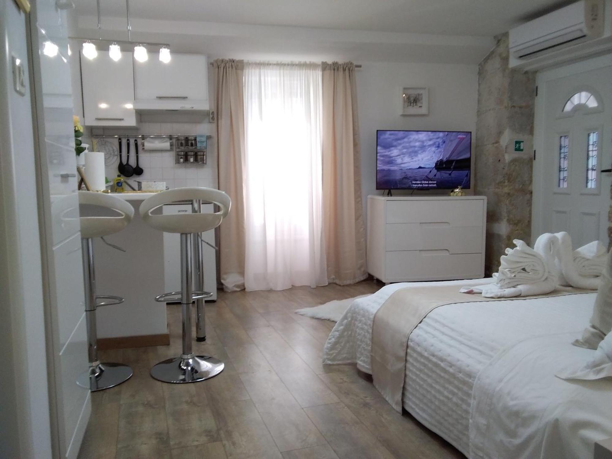 Private In Diocletians Palace Apartament *